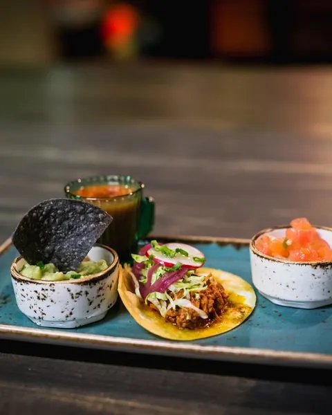 Tacos ir padažai ant stalo