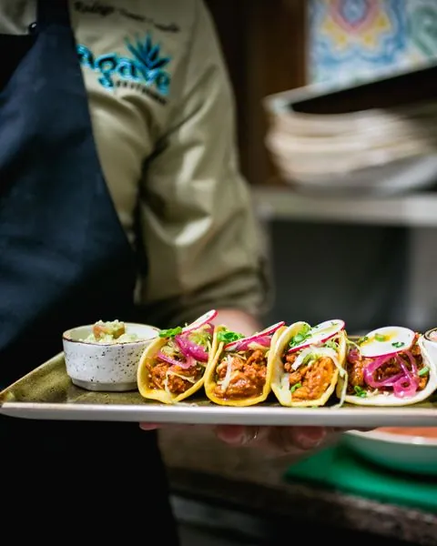 Tacos padėklas nešamas prie stalo