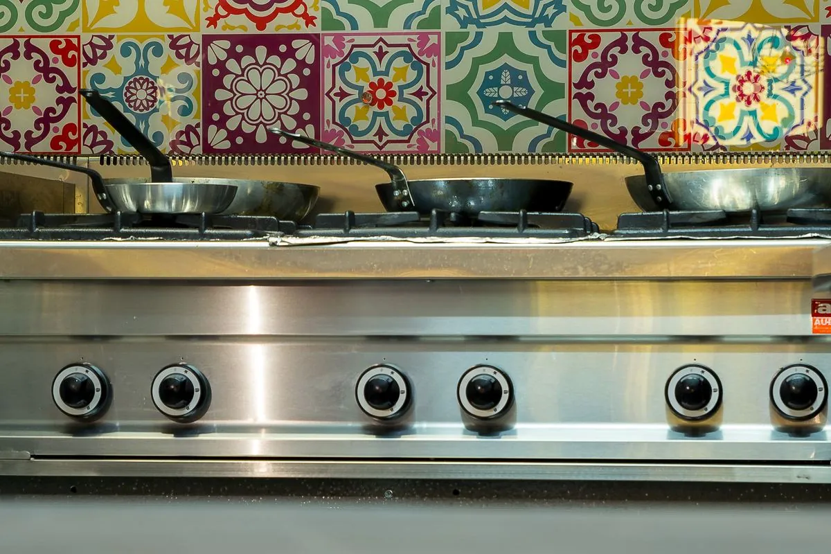 Agave virtuvė: viryklė ir spalvotos talavera plytelės