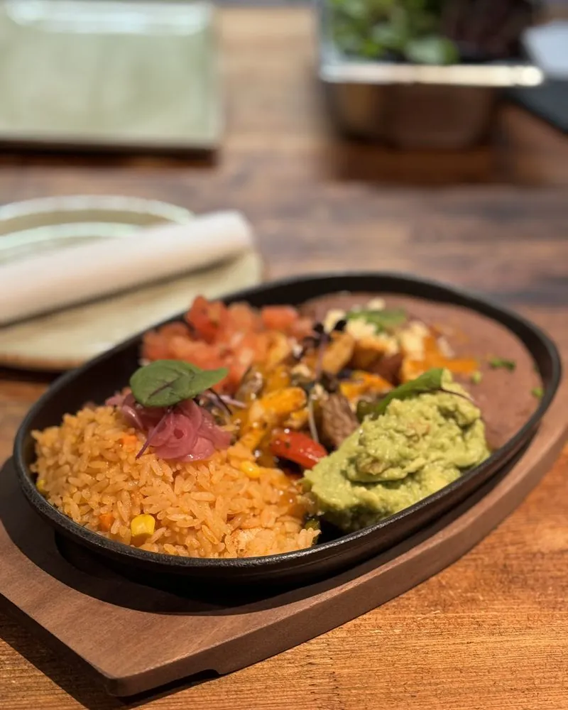 Alambre karštoje keptuvėje su ryžiais ir guacamole