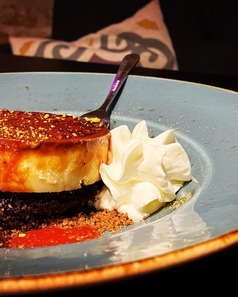 Chocoflan su karameliu ir plakta grietinėle