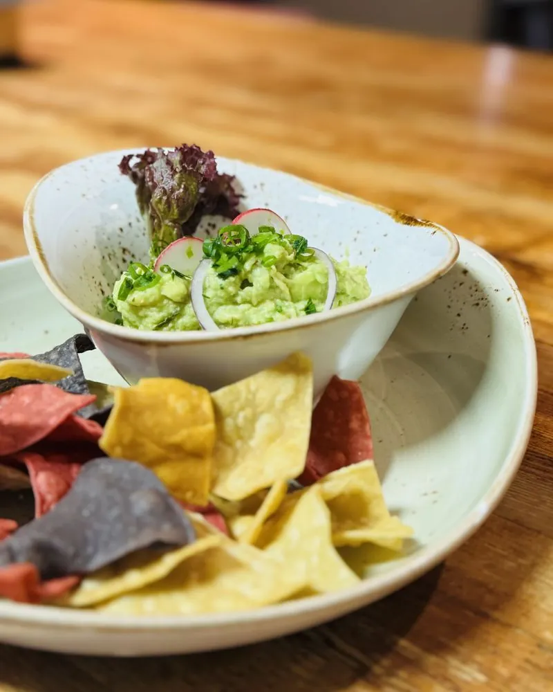 Guacamole su spalvotais kukurūziniais traškučiais