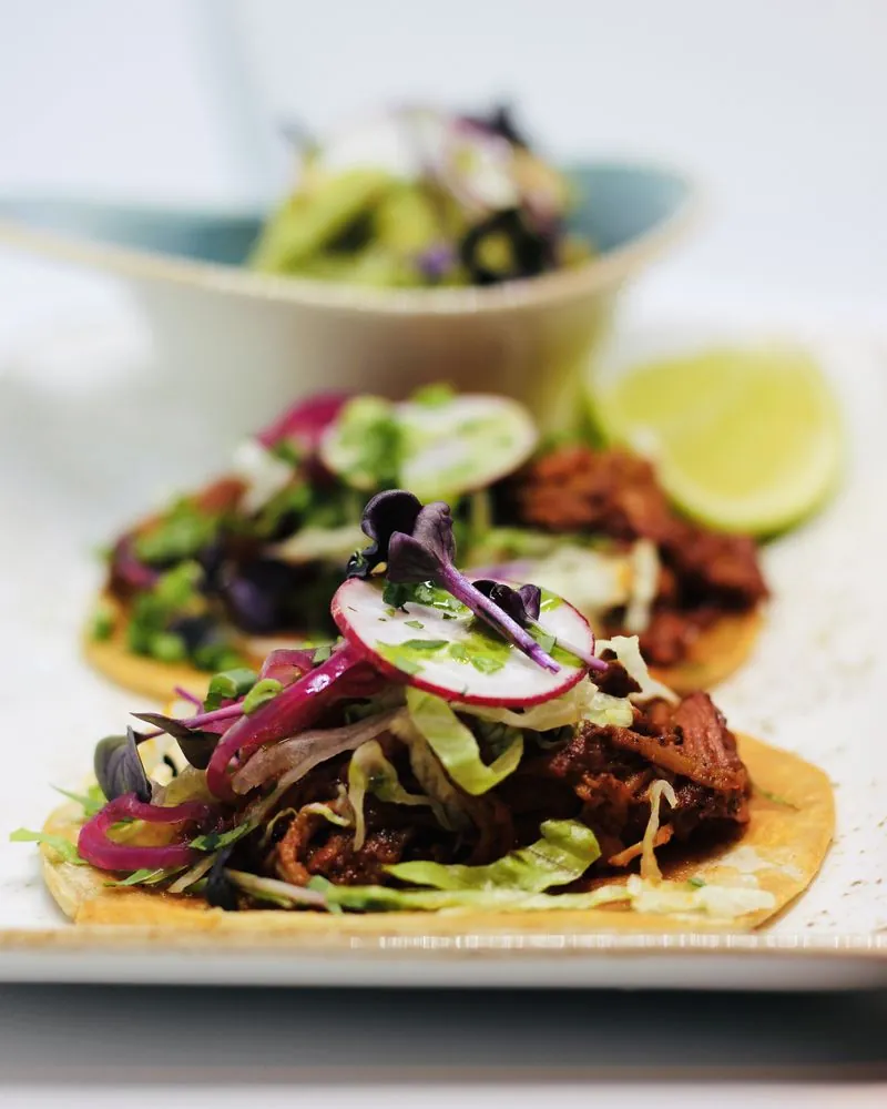 Tacos Yucatecos su marinuota kiauliena, ridikėliais ir žalumynais