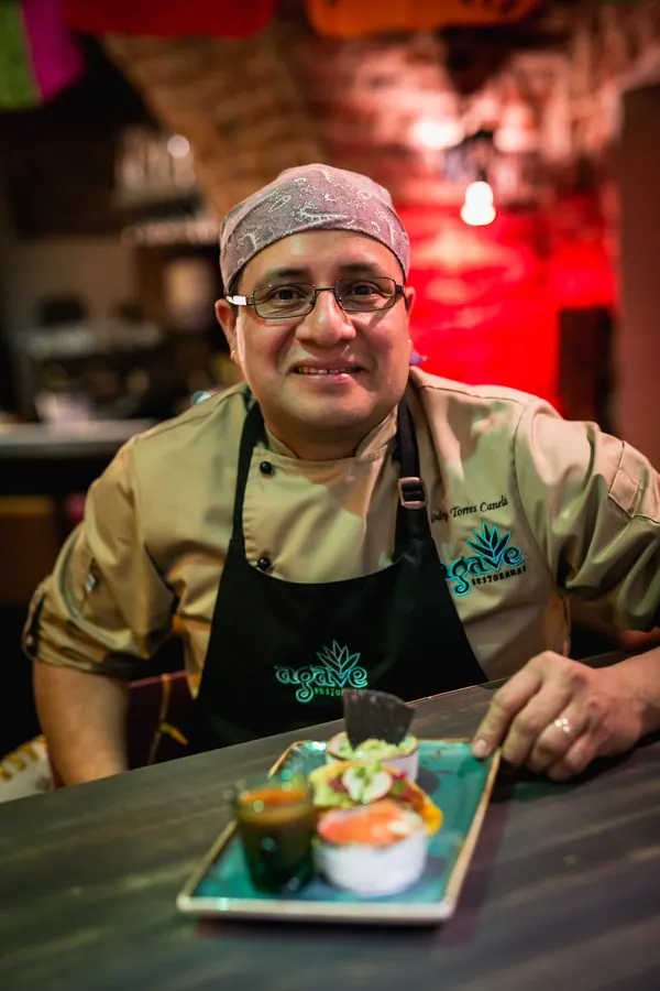 Šefas Rodrigo prie stalo su patiekalu Agave salėje
